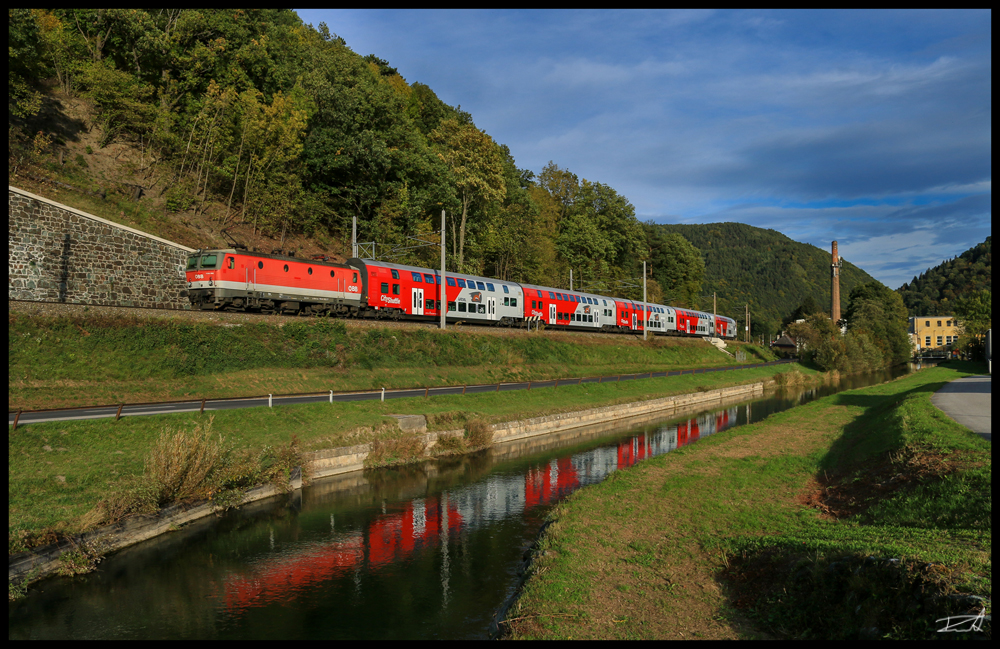 Durch Schlögmühl schiebt die 1144.052 ihren REX in Richtung Wien. 04.10.2017