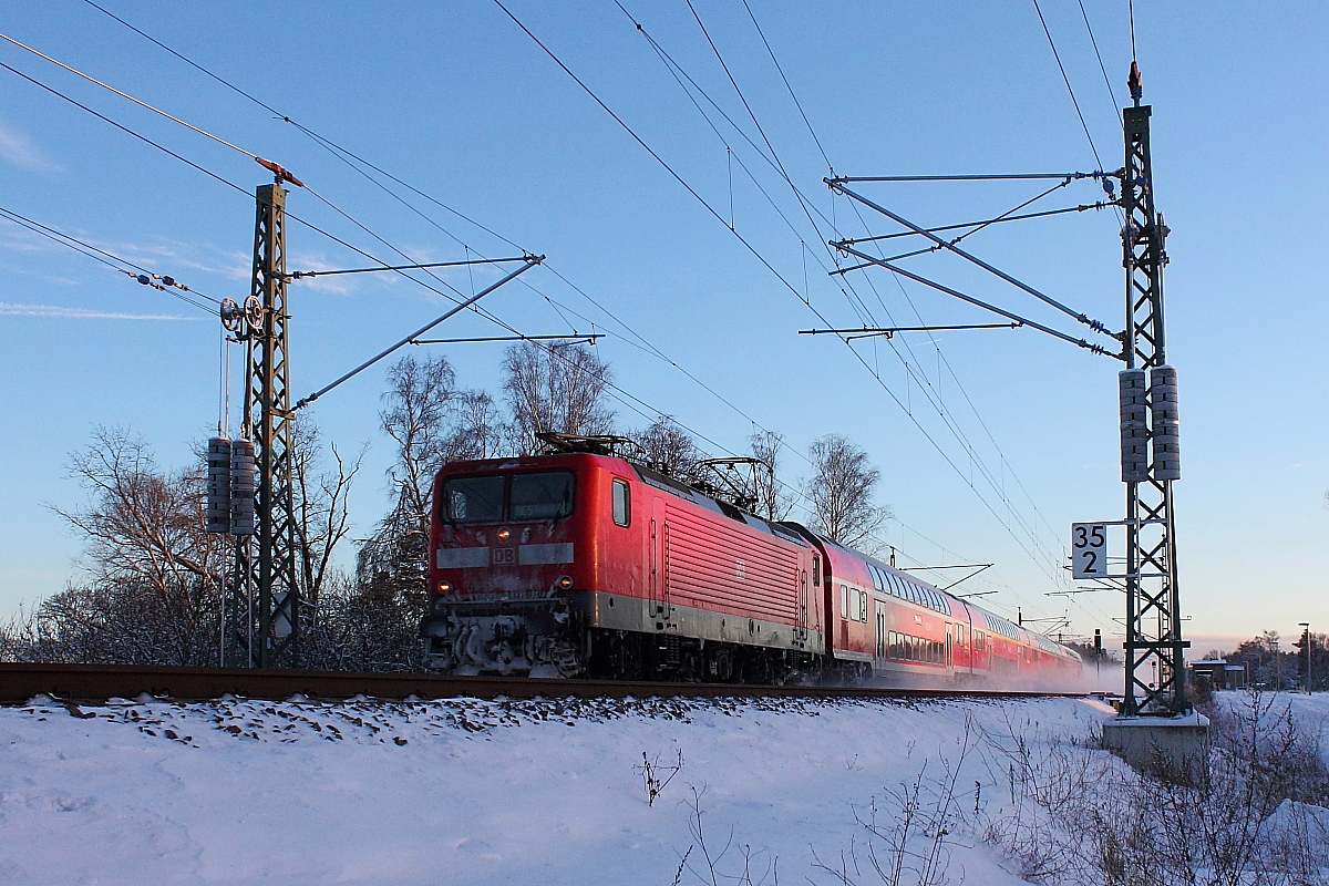Durch Schnee unerkannte 112-er zieht den RE 4360 von Lutherstadt Wittenberg nach Rostock Hbf am 29.12.2014 durch Nassenheide.