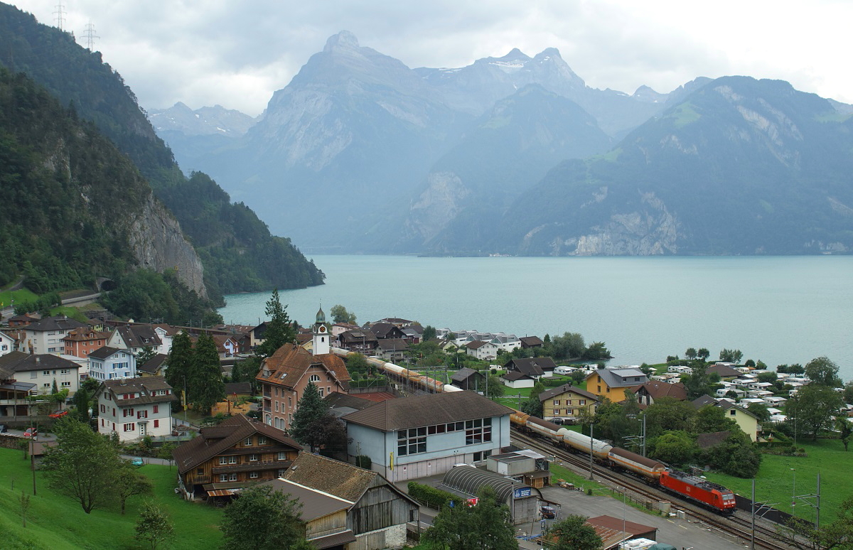 Durch Sisikon am Vierwaldstättersee fährt eine unbekannte 185 am 15.09.2016 mit einem Güterzug in Richtung Norden