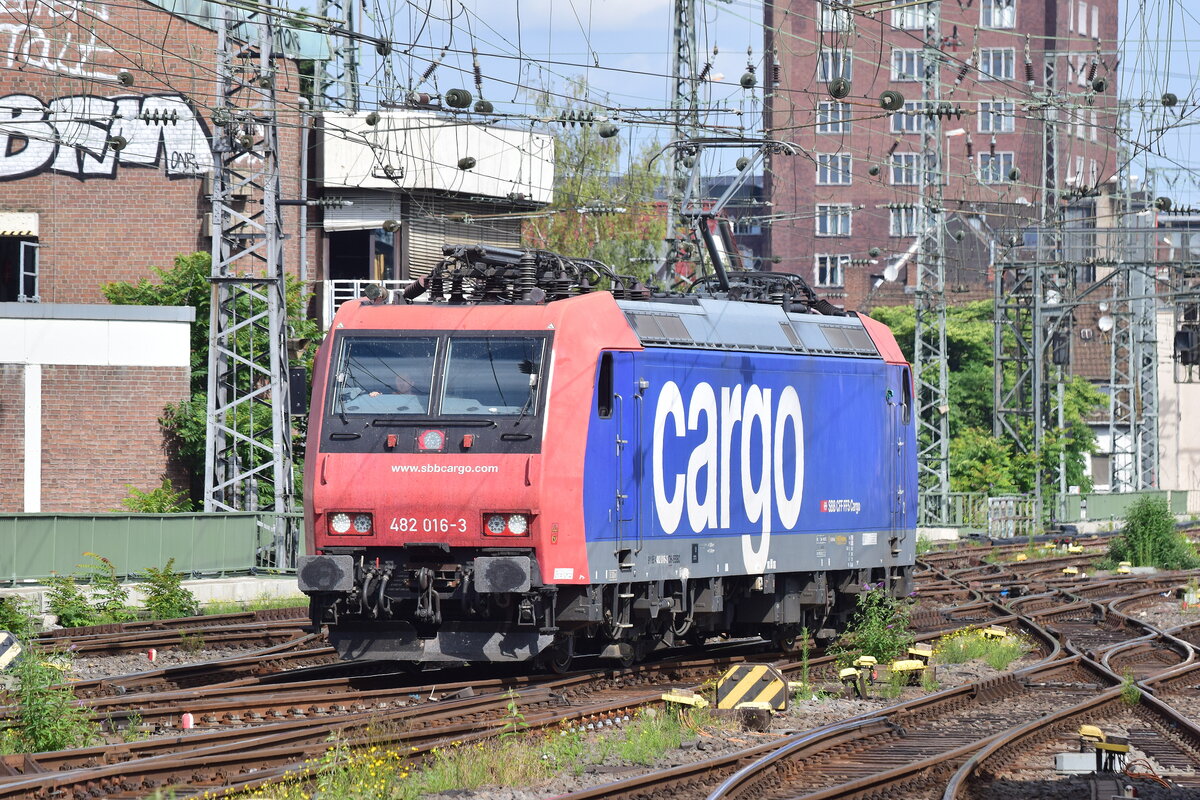 Durch die Sperrung der Südbrücke während der Sommerferien kommen auch einige Güterzüge durch den Kölner Hauptbahnhof. So auch 482 016 auf den Weg nach Gremberg.

Köln 09.07.2022