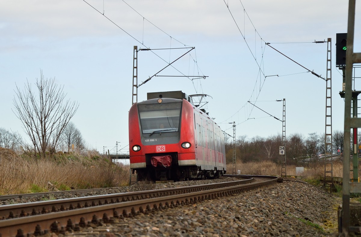 Durch die Steigung von Noithausen hoch kommend ist der 425 096-5 als RE 8 gen Mönchengladbach fahren hier bei Gubberath. 23.2.2014