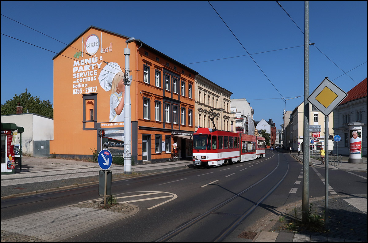 Durch die Straße-der-Jugend -

Straßenbahn in Cottbus bei der Haltestelle Marienstraße/Busbahnhof.

21.08.2019 (M)