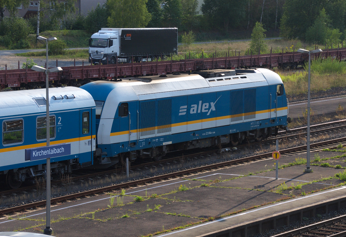 Durch die Streckensperrung zwischen Marktredwitz und Weiden mussten die ALEX Züge über Kirchenlaibach umgeleitet werden und hier Kopf machen. 223 064 mit dem ALEX Hof - München hat aus Richtung Marktredwitz Kirchenlaibach erreicht. Bahnstrecke 5903 Nürnberg - Schirnding Grenze am 21.08.2015