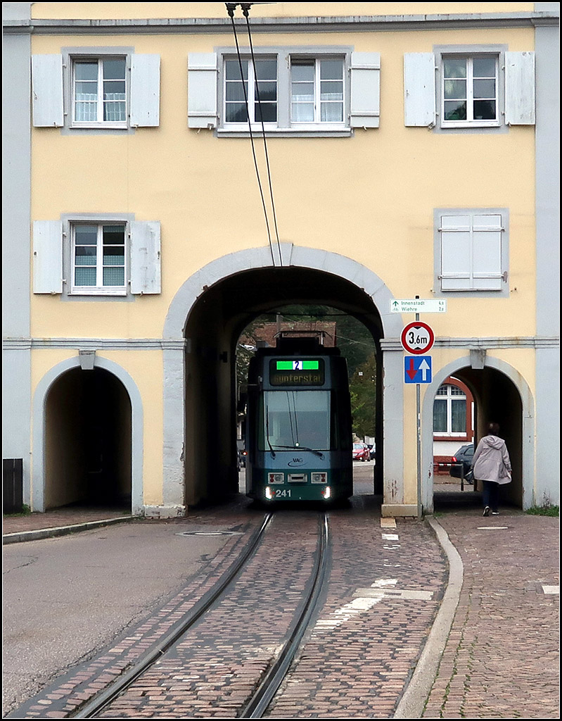 Durch das Tor in Freiburg-Günterstal -

GT8Z aus Freiburg kommend während der Tordurchfahrt.

07.10.2019 (M)