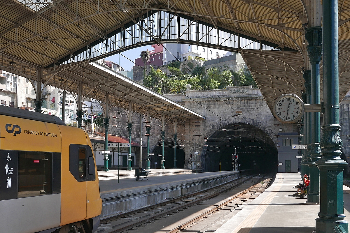 Durch diese Tunnel fahren alle Züge in den Kopfbahnhof von Porto São Bento bzw. verlassen diesen wieder (29.09.2017).