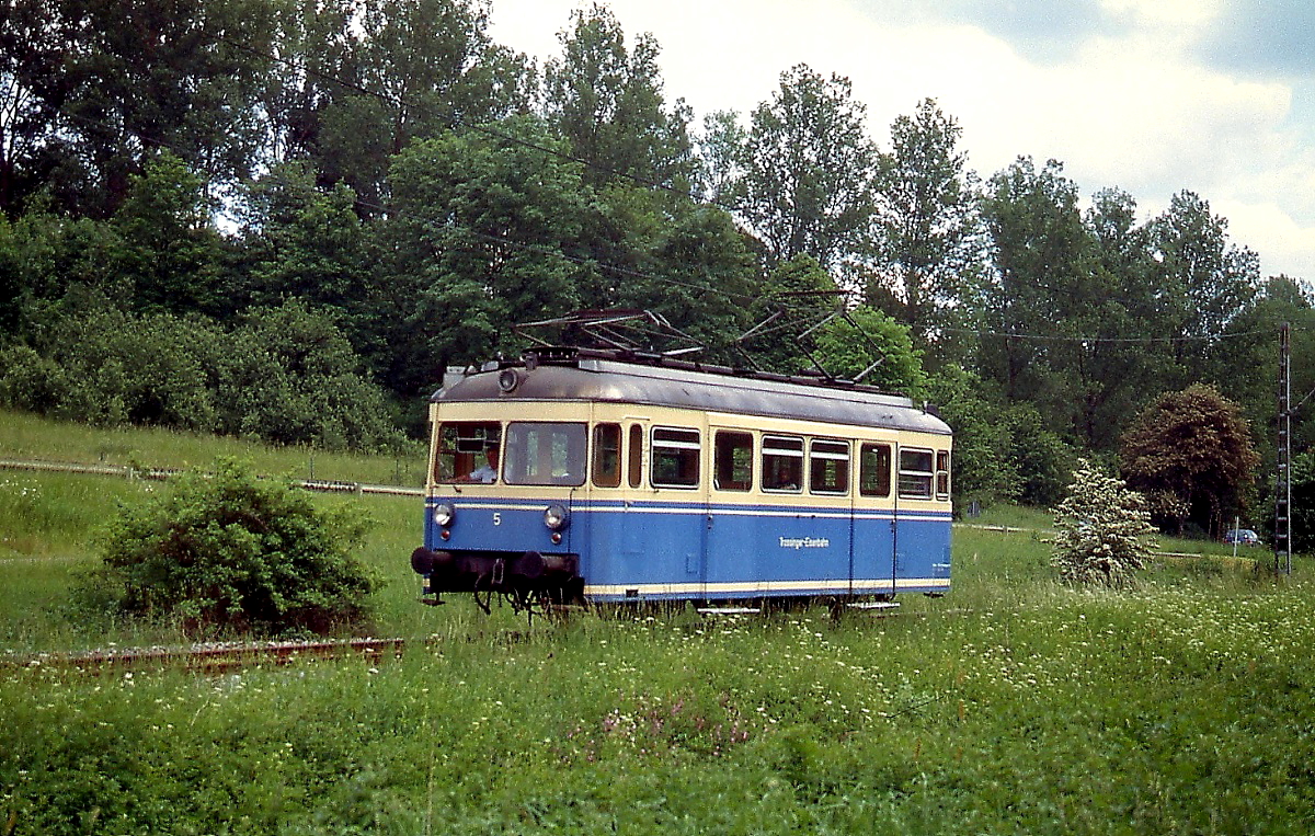 Durch das üppige Grün fährt T 5 im Juni 1999 von Trossingen Stadt in Richtung Trossingen Bahnhof