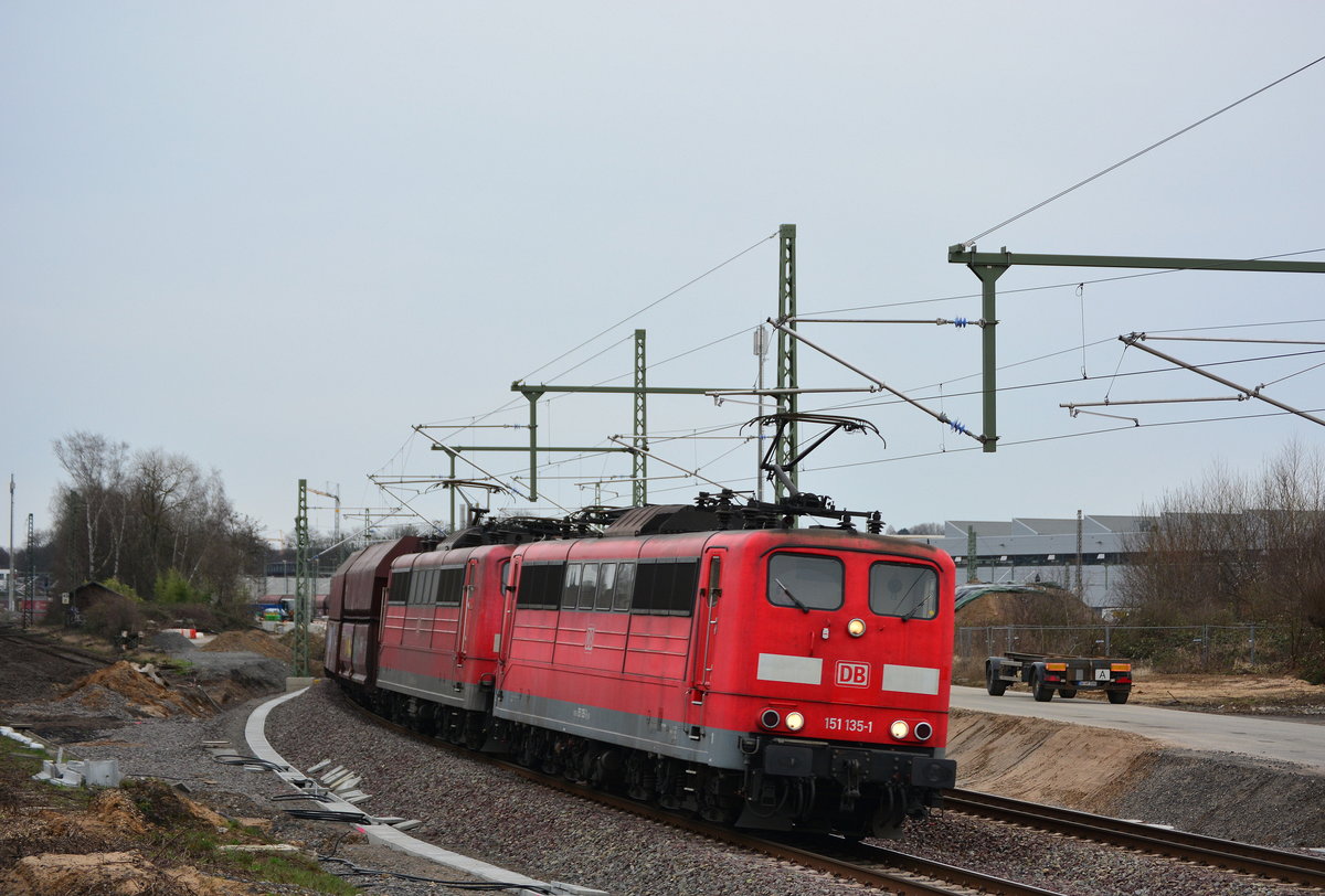 Durch den Umbau des Bahnhofea Opladen sind einige neue Fotostellen entstanden. Hier donnert 151 135-1 mit einer Schwesterlok und einem Kohlezug durch Opladen Richtung Köln Mülheim.

Opladen 04.03.2017