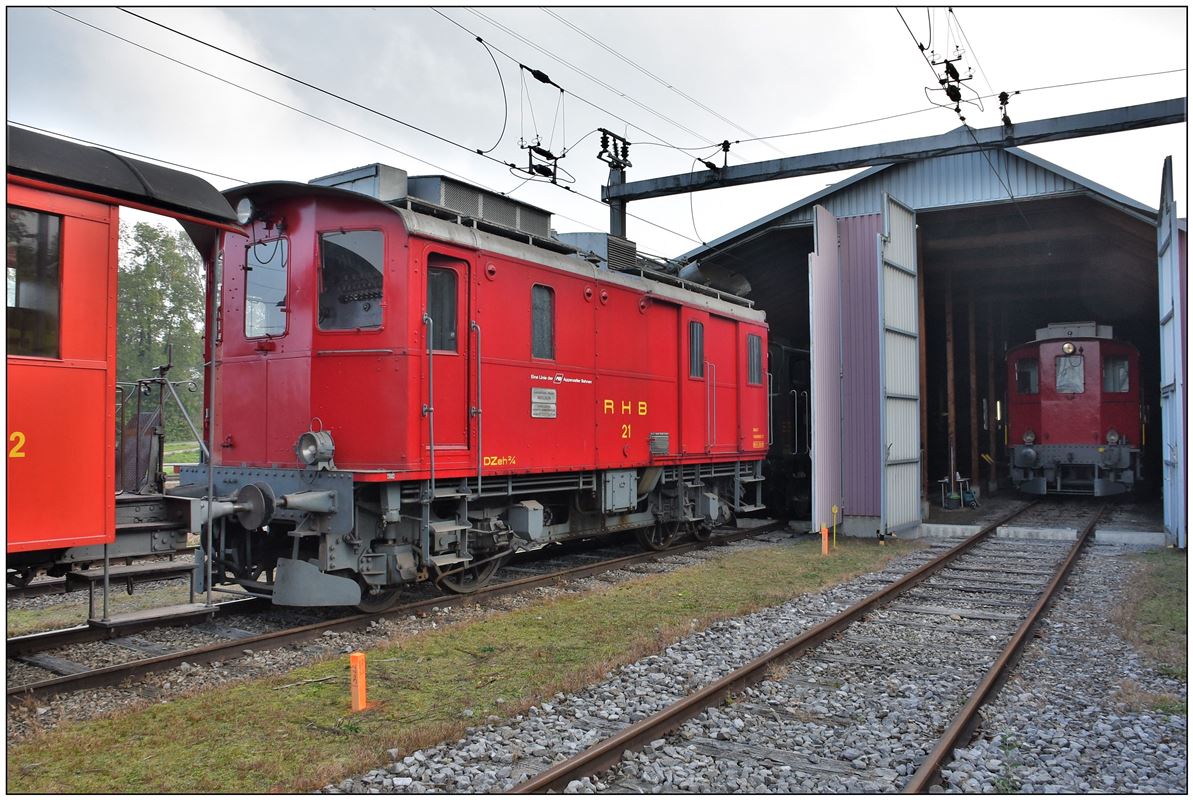 Durch Umbau der Gleisanlagen in Rorschach Bergstation mussten an diesem Tag zahlreiche Fahrzeuge umplaziert werden. Ersatzteilspender DZeh 2/4 21 vor dem Depot und die betriebsfähige Nr. 22 im Depot. (09.10.2018)