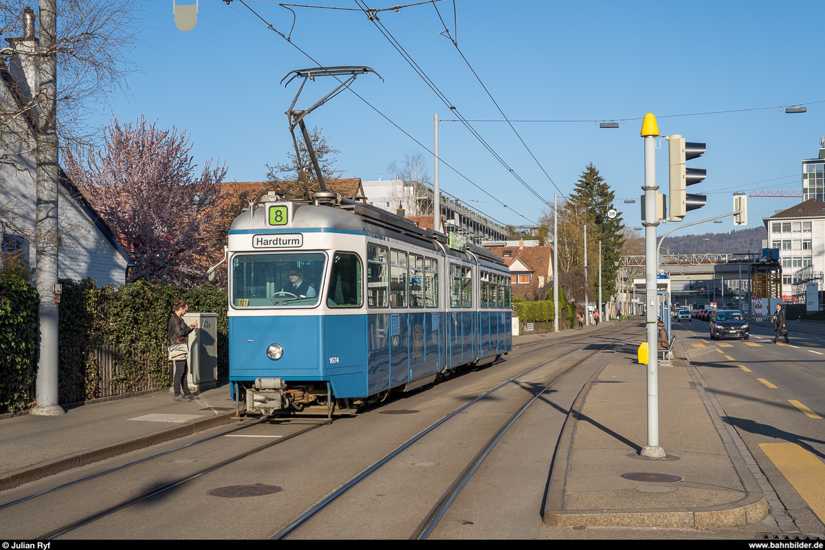 Durch die Verzögerung bei der Beschaffung der neuen Trams, besteht bei den VBZ derzeit akute Fahrzeugknappheit. Seit Ende Februar ist deshalb die eigentlich 2010 ausser Betrieb genommene  Mirage  Be 4/6 1674 wieder im aktiven Liniendienst zu beobachten - interessanterweise auf einer Linie, die es bei ihrer Ausmusterung noch gar nicht gab. In der Regel wird Montag bis Freitag auf der Linie 8 ein Zusatzkurs am Abend gefahren.
Da sich mit Inbetriebnahme der Verlängerung der Linie 2 vom Farbhof nach Schlieren im September 2019 wird sich die Fahrzeugknappheit noch verschärfen, weshalb auf diesen Termin auch die zweite beim Trammuseum Zürich noch vorhandene Mirage auf der Linie 17 in den aktiven Dienst zurückkehren soll.<br>
Am 29. März 2019 steht der Be 4/6 1674 an der Haltestelle Bernoulli-Häuser.
