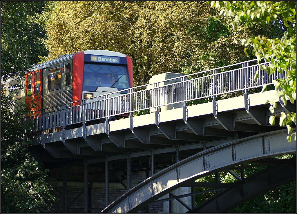 Durch viel Grn in diesem Hamburger Villenviertel ist ein Zug der Linie U3 unterwegs nach  Barmbek . 6.9.2013