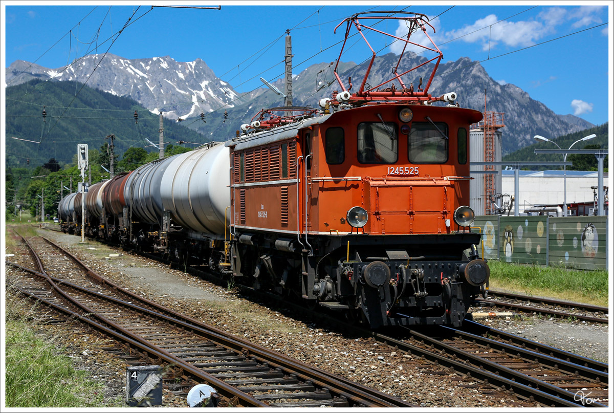 Durch das Vordernbergertal rollt 1245.525 mit einem Kesselzug von Trofaiach nach Donawitz. Trofaiach 6.6.2014