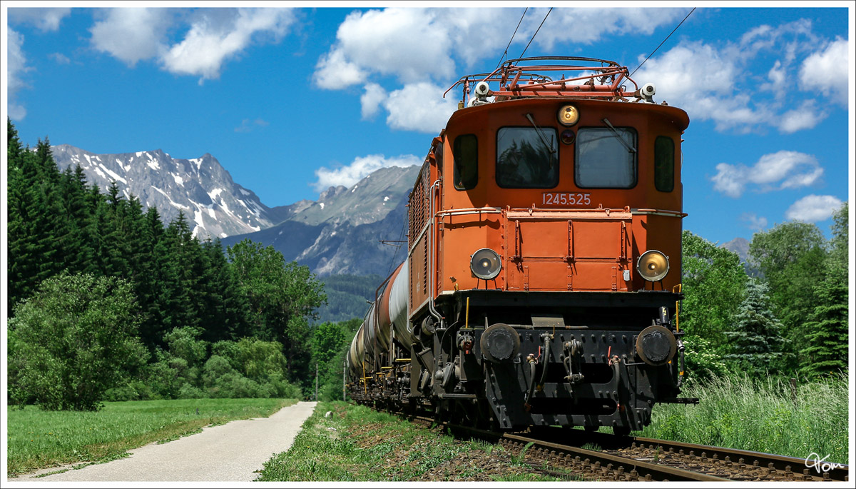 Durch das Vordernbergertal rollt 1245.525 mit einem Kesselzug von Trofaiach nach Donawitz.  
Gmeingube 6.6.2014