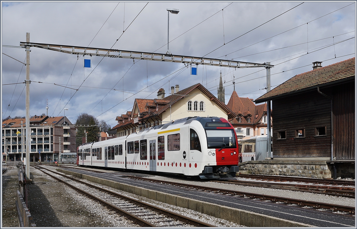 Durch den Wegfall der Fahrt Châtel St-Denis - Palézieux und zurück steht der TPF SURF ABe 2/4 + B + Be 2/4 102  Sud Express  nun eine halbe Stunde in Châtel St-Denis. Während links des Bildes der Schuppen schon weitgehend abgerissen wurde, deutet im Bildbereich noch kaum was auf das baldige Ende des  alten  Bahnhofs von Châtel St-Denis hin. 

10. März 2019