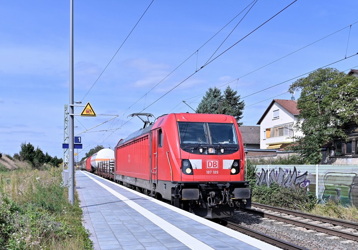 Durch Weinheim-Sulzbach kommt die 187 189 mit einem Mischer gen Weinheim gefahren kommt. 21.9.2021