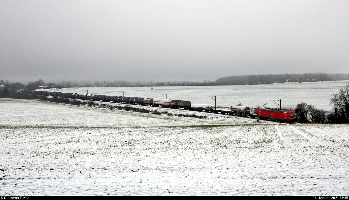 Durch das weithin hörbare Makrofon am unbeschrankten Bahnübergang bei Benkendorf schaffte ich es noch vom Bahnhof Angersdorf zur Salzstraße, um einen Kesselzug mit 193 393-6 (Siemens Vectron) aufzunehmen. Glücklicherweise musste das Gespann hier einen Signalhalt einlegen, wodurch das Motiv noch vernünftig gelang. Die sonst im Hintergrund sichtbaren Buna-Werke konnten wegen des Nebels jedoch leider nicht ins Bild integriert werden.

🧰 DB Cargo
🚩 Bahnstrecke Merseburg–Halle-Nietleben (KBS 588)
🕓 4.1.2021 | 13:35 Uhr