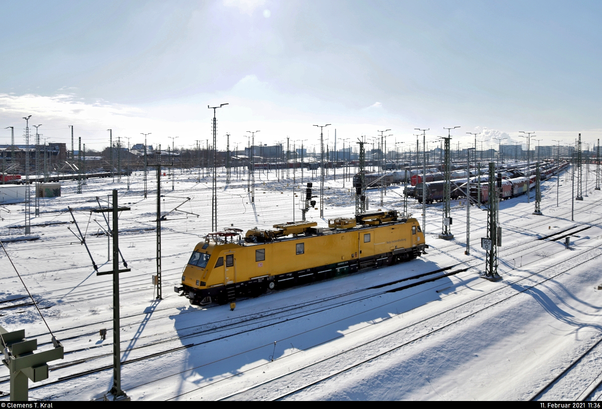 Durch das Winterchaos wieder häufiger zu sehen sind die gelben Fahrzeuge der DB Netz Instandhaltung.
Hier passiert 711 210 (Robel 57.44 | 99 80 9136 012-8 D-DB), ein Instandhaltungsfahrzeug für Oberleitungsanlagen, die Zugbildungsanlage (ZBA) Halle (Saale) in nördlicher Richtung. Dieses ist eines von vier Fahrzeugen, das für die Wartung der ICE-Trasse Berlin–Nürnberg mit ETCS ausgestattet wurde.
Bei meiner Aufnahme von der Berliner Brücke konnte ich leider nicht mehr auf die Sonnenseite wechseln.

🧰 DB Netz AG, Maschinenpool
🕓 11.2.2021 | 11:36 Uhr