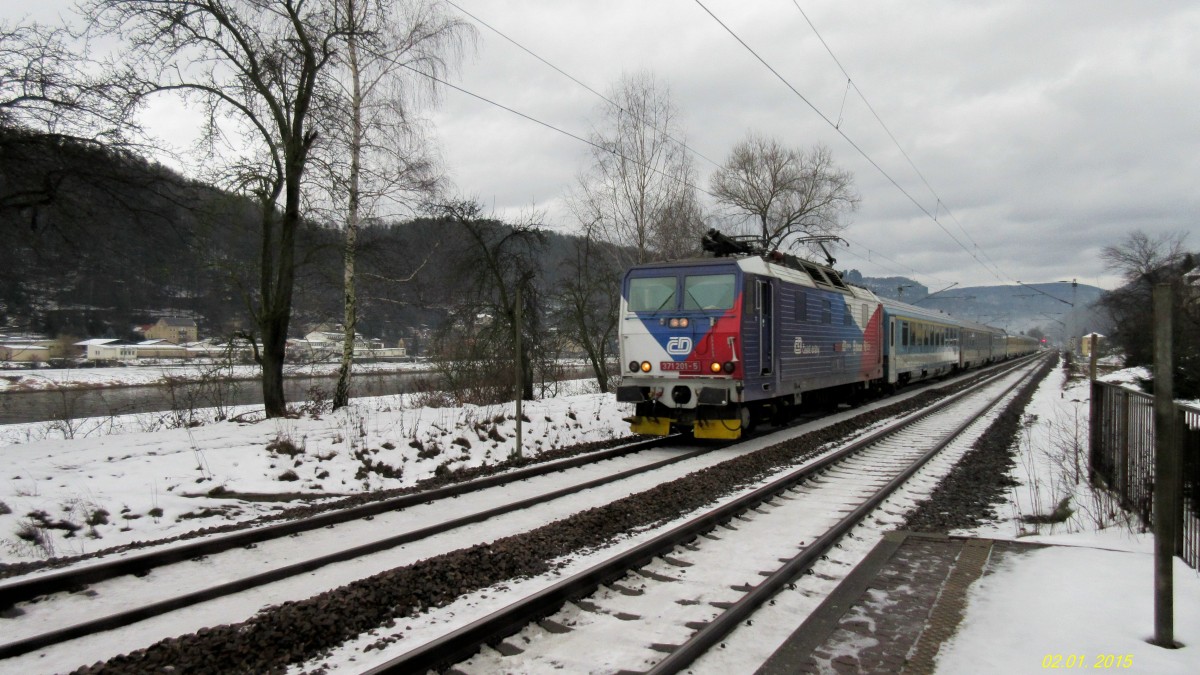 durch die winterliche Landschaft der Sächsischen Schweiz (hier bei Krippen) kommt ein Eurocity Richtung Dresden, Klasse das Design der 371 201-5 in den Farben Tschechiens (02.01.2015)   