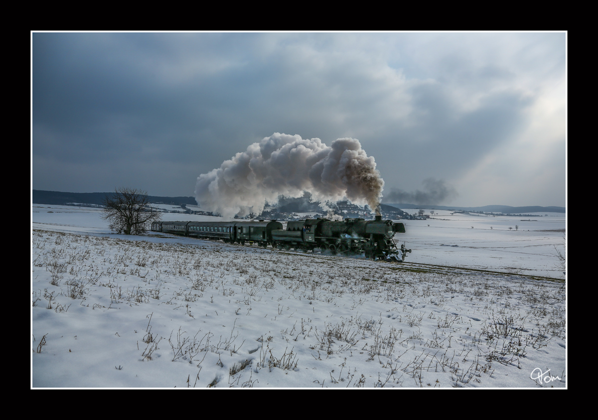 Durch das winterliche Weinviertel, fährt 52.100 mit dem  Majestic Imperator  als SDZ 14370 von Korneuburg -nach Ernstbrunn. 
Mollmannsdorf  17_2_2013