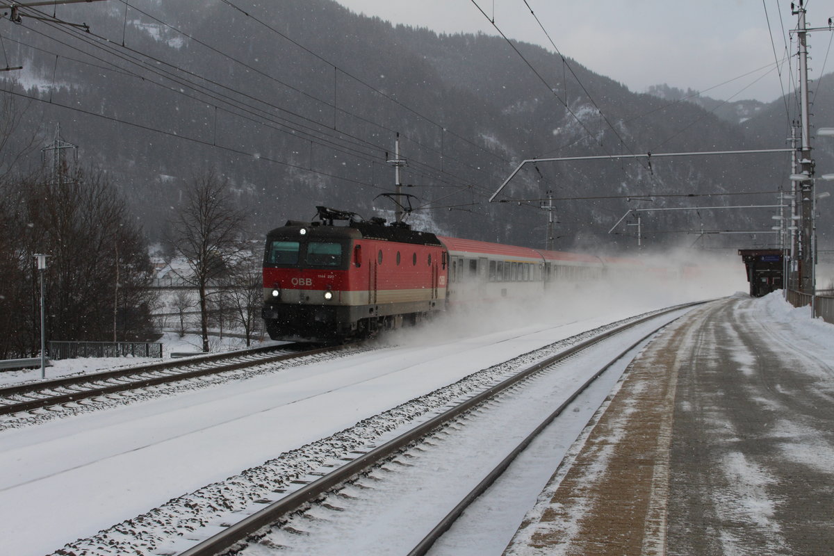 Durch den winterlichen Bahnhof Kalwang eilt am 26.1.2021 die 1144 218 mit dem IC512 in Richtung Selzthal. 
Im Bahnhof Selzthal wird der Zug geteilt, der vordere Zugteil verkehrt als IC502 nach Linz Hbf und der hintere Zugteil als IC512 nach Salzburg Hbf.