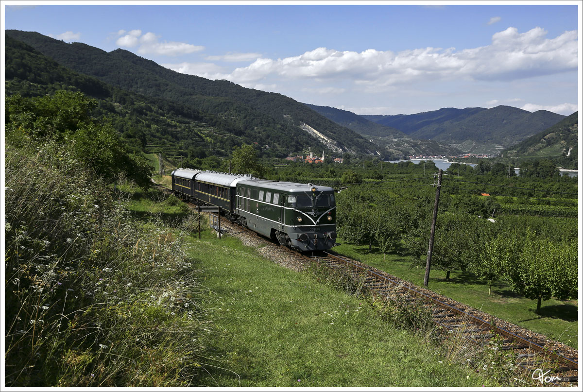 Durch die wunderschne Wachau, zieht 2050.05 den Themenzug 16962 von Krems nach Aggsbach Markt. 
Schwallenbach  15.8.2013