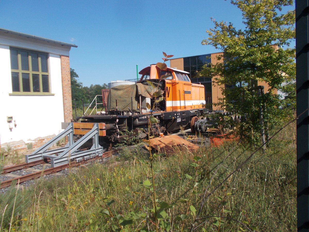 Durch den Zaun fotografierte ich,am 24.August 2019,die in der Werkstatt in Pinnow abgestellte,lädierte LOCON-210.
