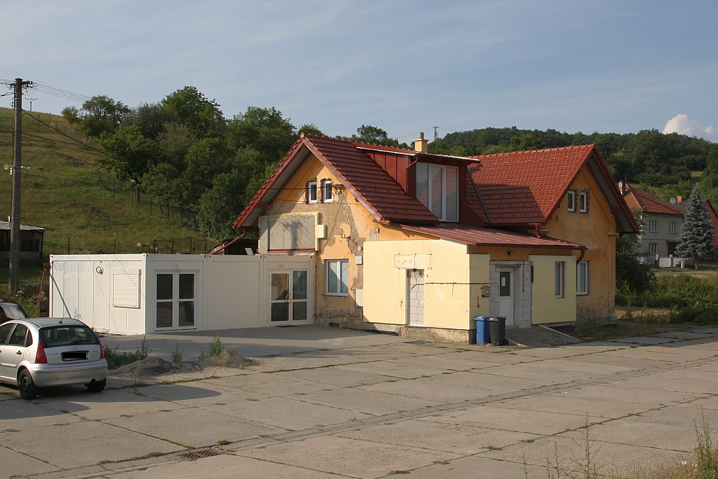 Durch die Zu- und Umbauten ist das ehemalige Aufnahmsgebäude der nunmehrigen Haltestelle Biskupice u Luhacovice erst auf den zweiten Blick als solches zu erkennen. Bild vom 20.Juli 2019.