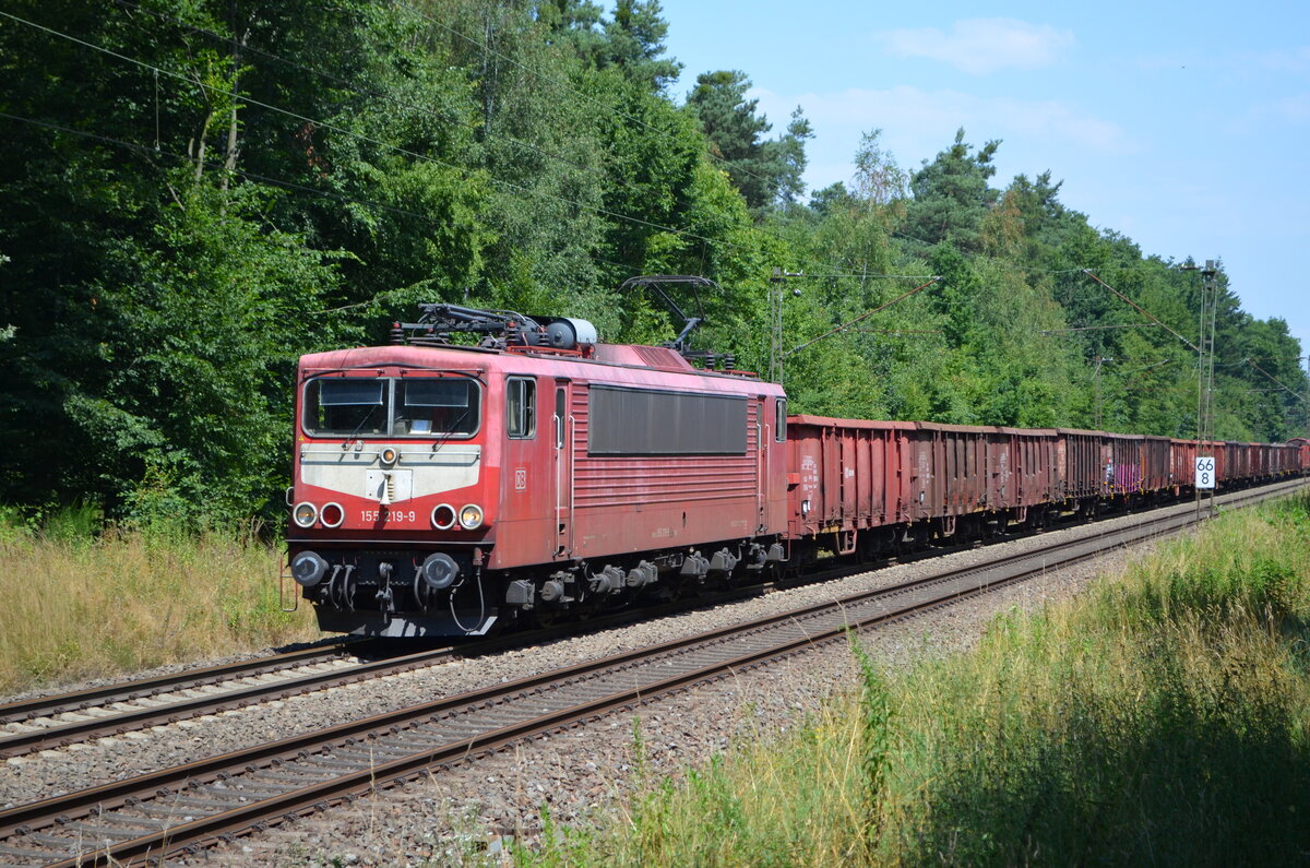 Durch Zufall fuhr mir am 17.7.2013 der damals letzte noch orientrote Energiecontainer mit Latz alias 155 219 mit einem Schrottzug in Forchheim vor die Linse. Auch heute trägt die Lok ein historisches Farbkleid, ist jedoch nicht mehr für die DB unterwegs. 