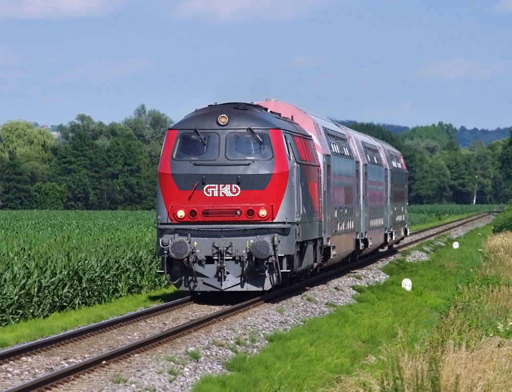 Durch die Zulassungsprobleme der Stadler GTW's wurden, um den Planbetrieb aufrecht zu erhalten 2016er von LTE und RTS angemietet, aber auch die sich damals im Bestand der GKB befindlichen 218 117 und 218 256 kamen vor den Doppelstockwagen nach Wies-Eibiswald zum Einsatz.

Die  218 256 war am 27. Juni 2011 dem R 4377 von Graz via Werndorf nach Wies-Eibiswald vorgespannt, und wurde von mir in Lebing fotografiert. 