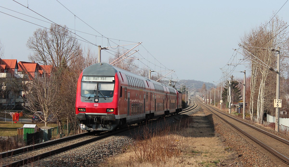 Durch Zwickau-Pölbitz fährt der RE3 (RE 4770) nach Hof Hbf, am 01.03.2014 ist 143 038-8 die Schublok.