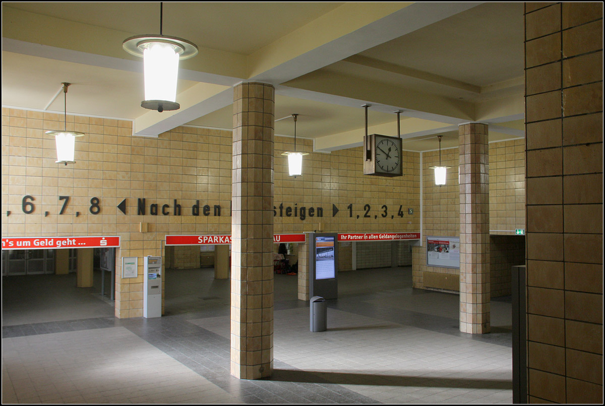 Durchaus ein schöner Bahnhof -

... der Hauptbahnhof von Zwickau. Hallenartiger Raum als Verbindungsglied zwischen der eigentlichen Empfangshalle und den Bahnsteigunterführungen.

01.02.2014 (M)