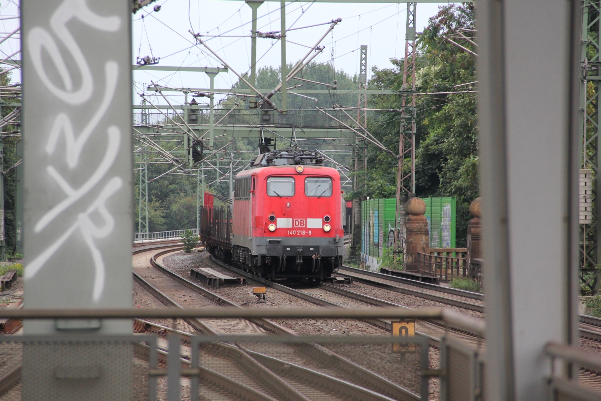 Durchblick auf 140 218-9 die da mit einem gemischtem Güterzug um die Ecke kommt und in Richtung Seelze durch Hannover Linden-Fischerhof fährt. Aufgenommen am 11.09.2013.