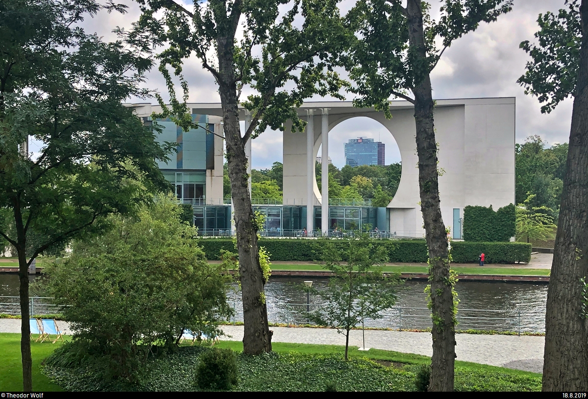 Durchblick  auf den BahnTower am Potsdamer Platz südöstlich des Großen Tiergartens in Berlin, dem Sitz der Dachgesellschaft der Deutschen Bahn (DB).
Aufgenommen im Rahmen des Tags der offenen Tür der Bundesregierung von der Brücke zum Kanzlergarten innerhalb der Anlagen des Bundeskanzleramts.
[18.8.2019]

© Theodor Wolf
Der Fotograf ist mit der Veröffentlichung auf meinem Account ausdrücklich einverstanden und behält alle Rechte am Bild.