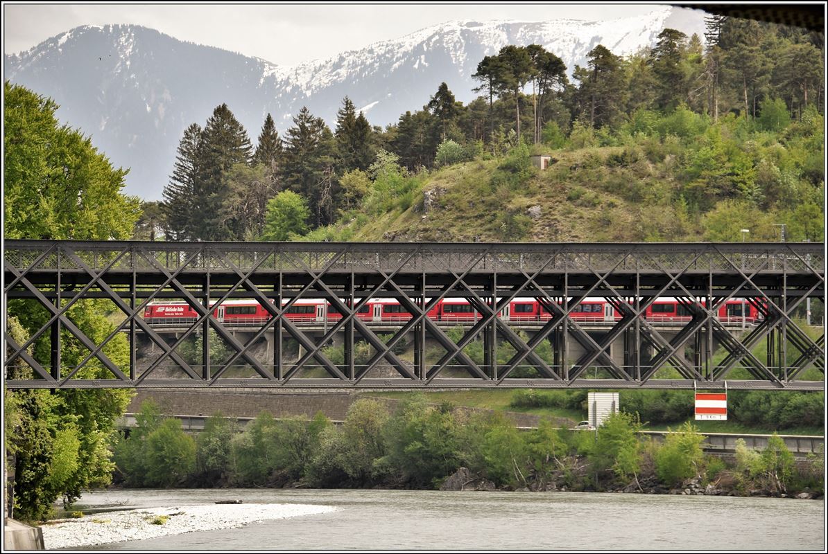Durchblick durch die frisch renovierte Strassenbrücke über den Rhein auf IR1136 nach Chur mit der Ge 4/4 III 644  Savognin . (29.04.2018)