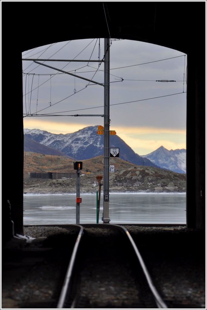 Durchblick mit Tele Richtung Süden mit gefrorenem Lago Bianco. Ospzio Bernina 2253m, (28.11.2015)