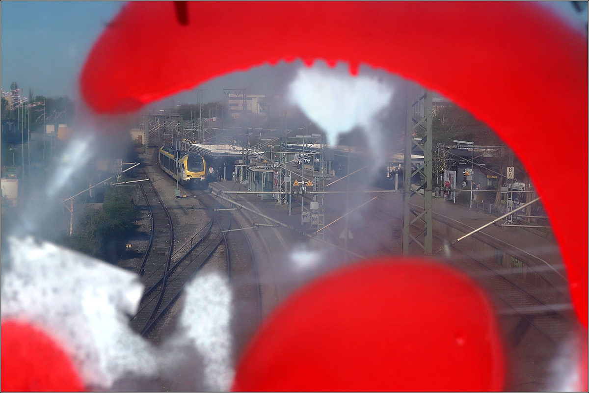 Durchblick zwischen roter Farbe -

Die Banalität der Bahnwelt festgehalten in einem doch ungewöhnlichen Bild. Da es nicht den Bahnbilder.de-Kriterien entspricht zeige ich es nur in den eigenen Galerien.

Bahnhof Waiblingen von einer Fußgängerbrücke ausgesehen.

26.04.2021 (M)