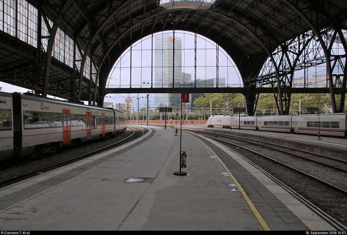 Durchblick:
In einem Bogen der Bahnhofshalle in der Estació de França (Bahnhof Barcelona-França) (E) ragt das Gebäude von Gas Natural Fenosa, einem spanischen Gasversorgungsunternehmen, empor.
[18.9.2018 | 15:53 Uhr]