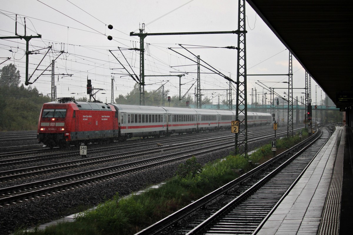 Durchfahrt von 101 008-1 mit einem IC gen Harburg in Hamburg Wilhelmsburg.