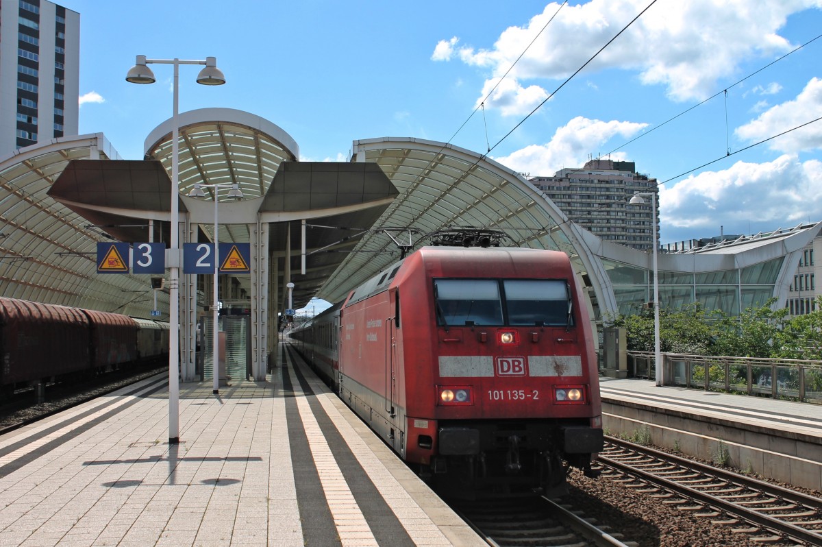 Durchfahrt von 101 135-2 mit IC 2313 (Hamburg-Altona - Stuttgart Hbf) am 24.05.2014 in Ludwigshafen (Rhein) Mitte kurz vor dem nächsten Zwischenhalt in Mannheim Hbf.
