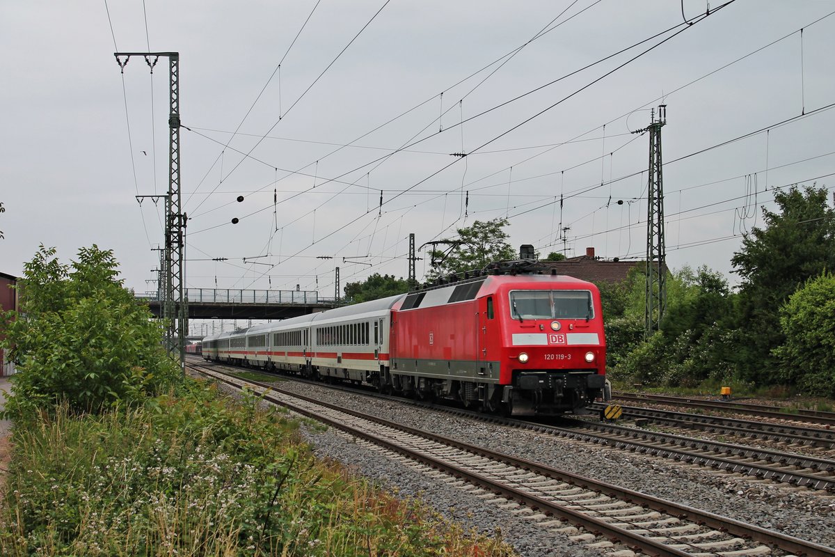 Durchfahrt von 120 119-3 am 10.06.2015 mit einem Leerzug in Müllheim (Baden) gen Basel.