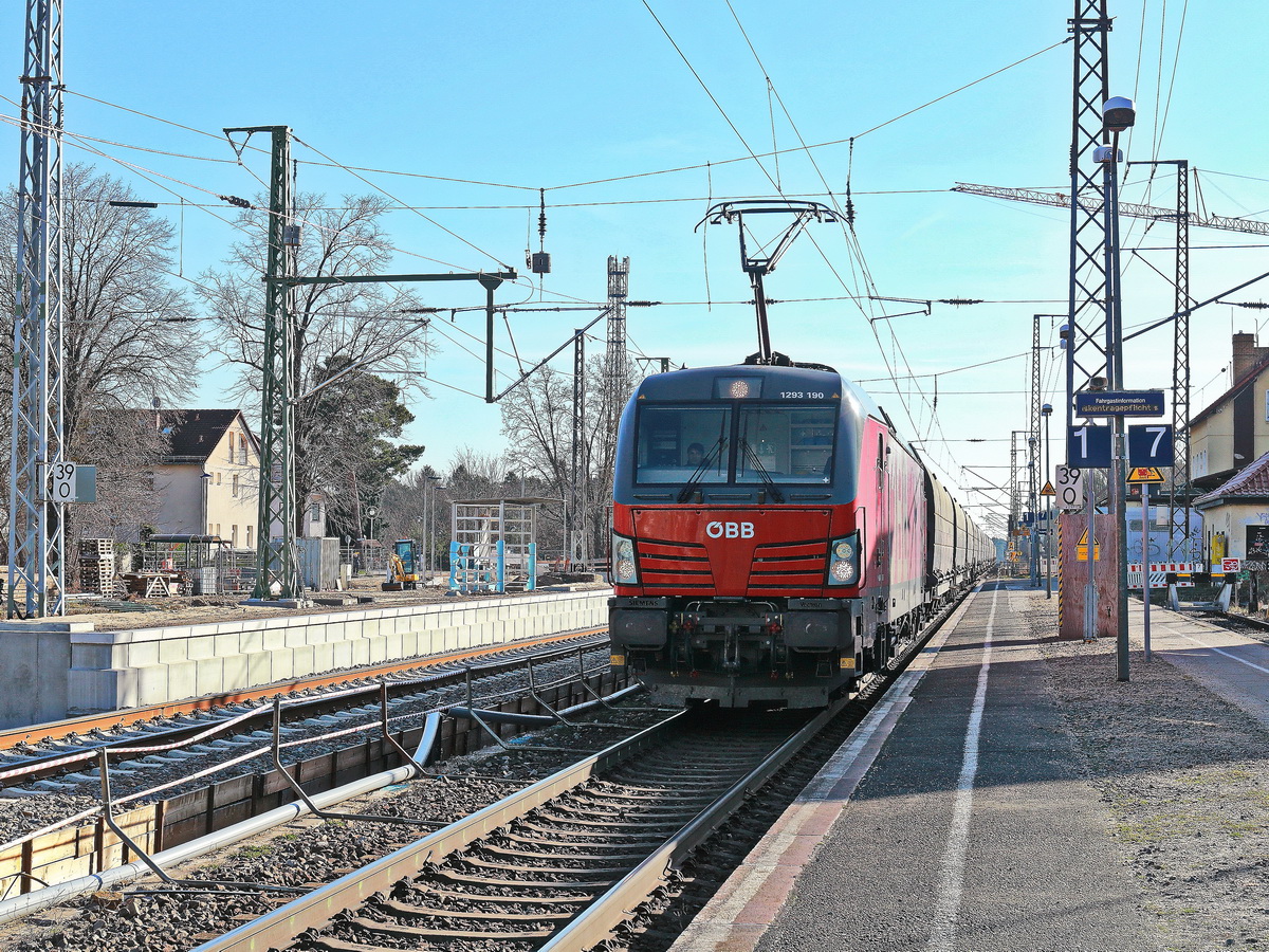 Durchfahrt 1293 190 Vectron der ÖBB durch den Bahnhof  Wünsdorf-Waldstadt mit einem Kesselzug am 13. Februar 2022.