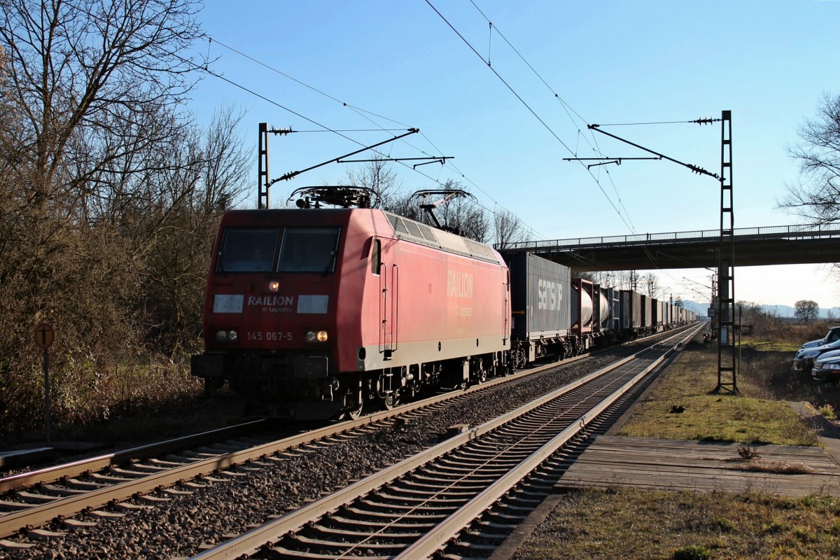 Durchfahrt von 145 067-5 mit einem Containerzug am 20.02.2014 in Richtung Norden im Bahnhof von Orschweier.