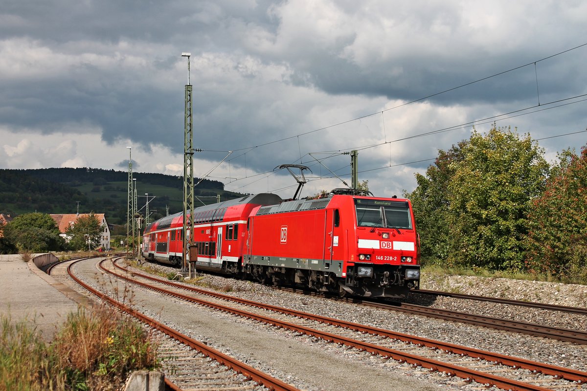 Durchfahrt von 146 228-2  St. Georgen  am 20.09.2017 mit ihrem RE (Karlsruhe Hbf - Konstanz) durch den Bahnhof von Welschingen-Neuhausen in Richtung Singen (Hohentwiel).