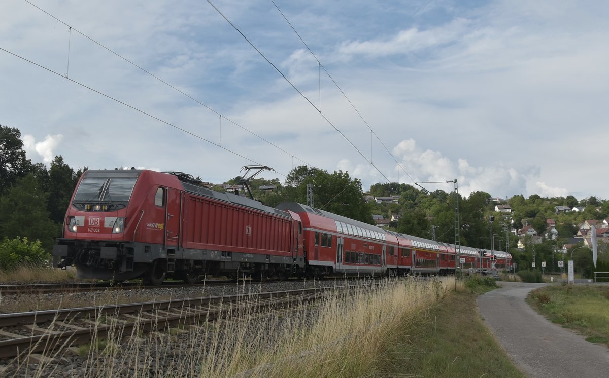 Durchfahrt der 147 003 mit ihrem IRE 8 nach Stuttgart, hier durchfährt der Zug gerade Roigheim am späteren Nachmittag des 17.8.2020