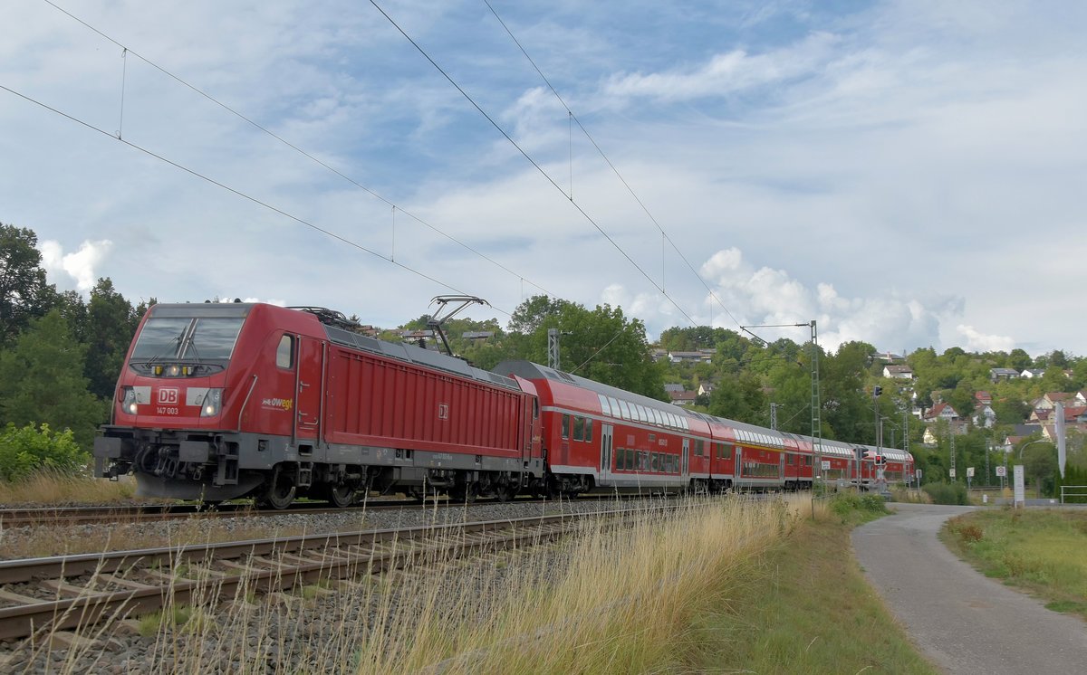 Durchfahrt der 147 003 mit ihrem IRE 8 nach Stuttgart, hier durchfährt der Zug gerade Roigheim am späteren Nachmittag des 17.8.2020