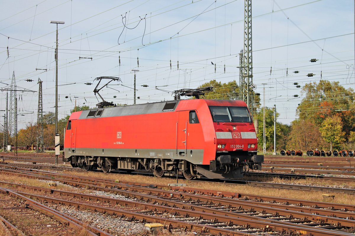 Durchfahrt von 152 004-8 am Nachmittag des 04.10.2017 als Lokzug durch Basel Bad Bf in Richtung Muttenz, um dort einen Güterzug in Richtung Deutschland zu bespannen. (Fotostandpunkt von öffentlich zugänglichen Parkplatz)