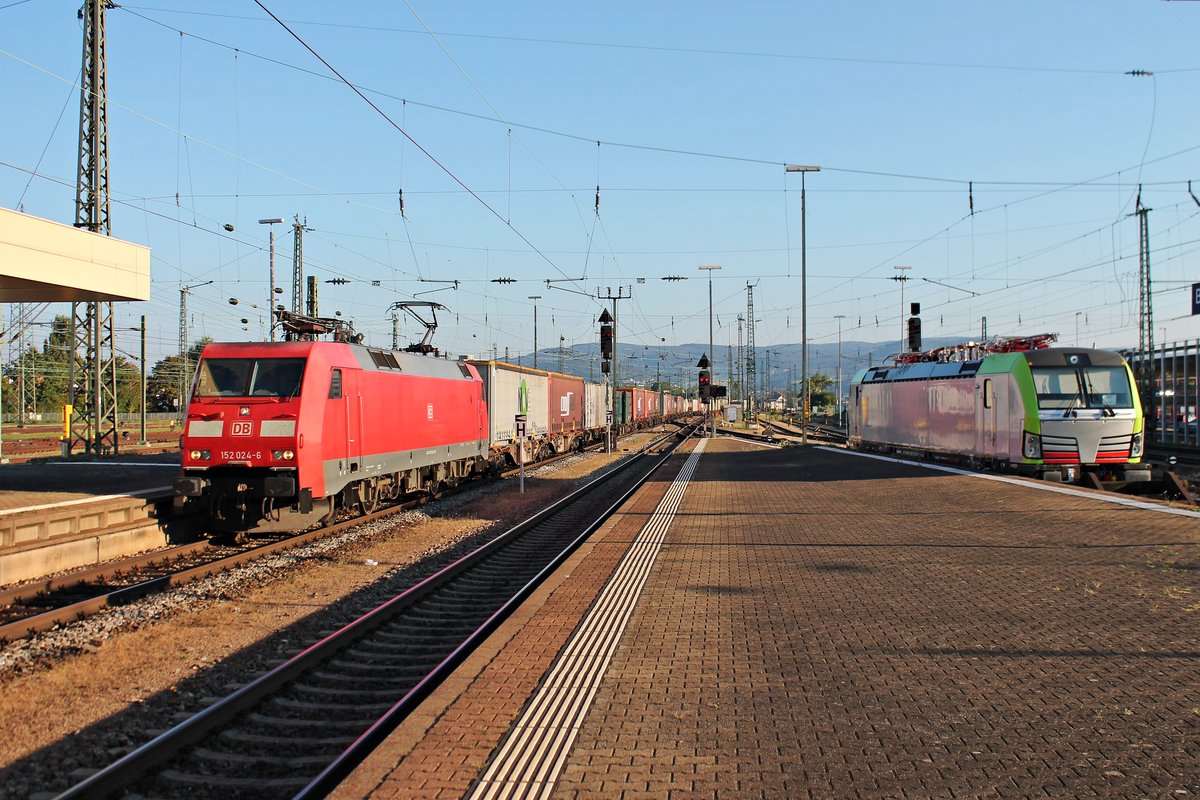 Durchfahrt von 152 024-6 am 24.09.2016 mit einem Containerzug im Badischen Bahnhof von Basel über Gleis 4, als die neue BLS Cargo Re 475 405 abgestellt war und auf ihre Verzollung wartete.