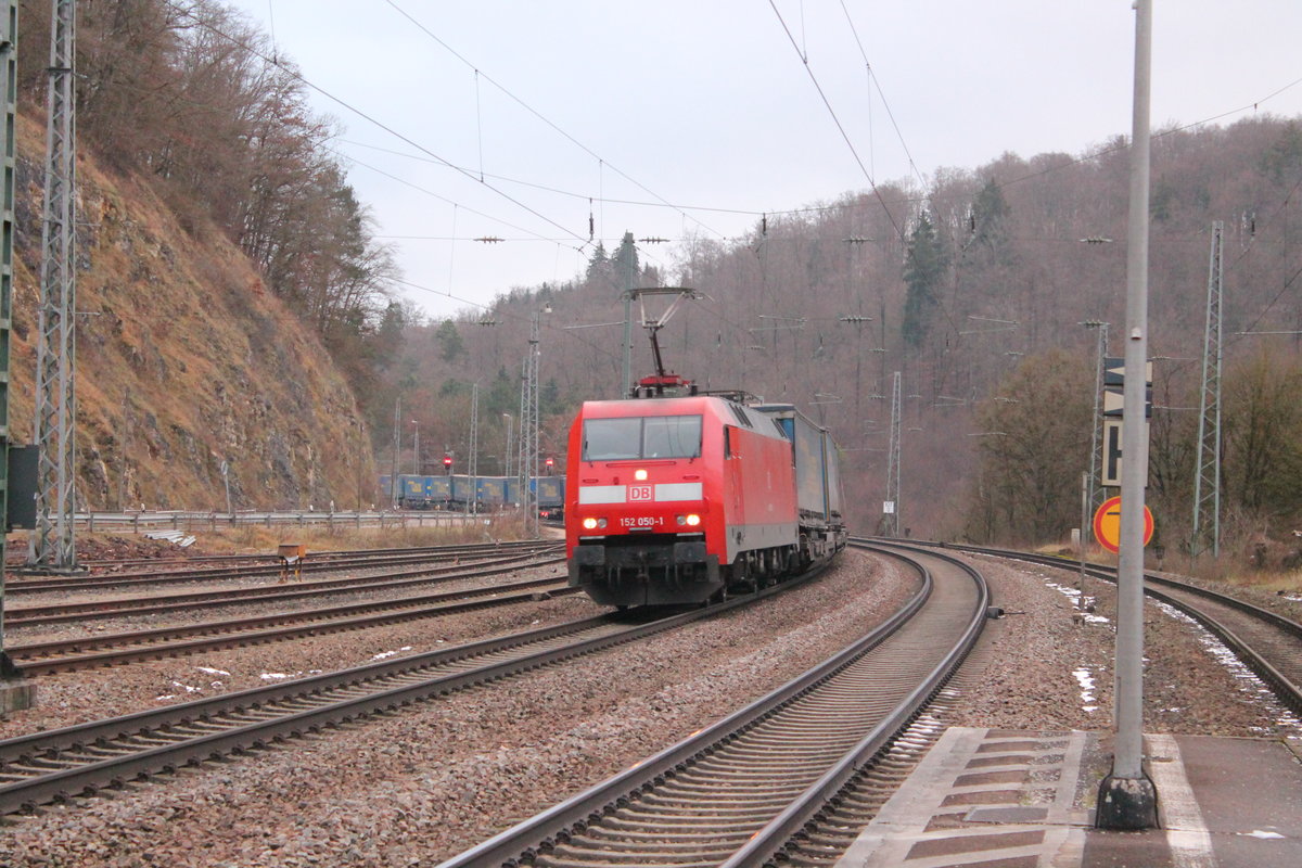 Durchfahrt von 152 050 am 05.12.2017 durch Eichstätt Bahnhof.