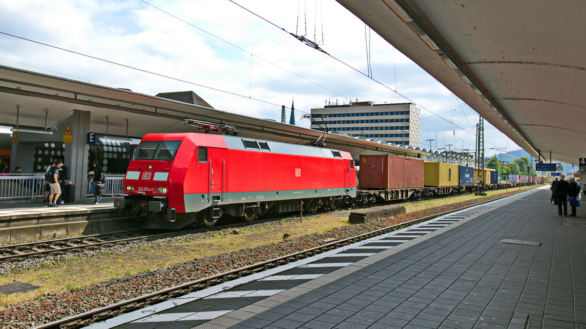 Durchfahrt 152 074-1 mit einem Containerzug am 20. Mai 2023 durch den Bahnhof Koblenz.