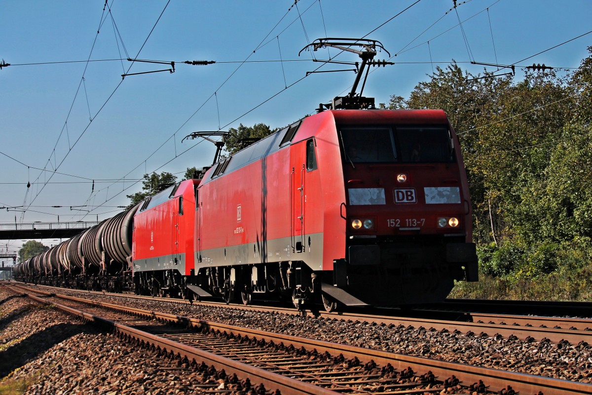 Durchfahrt von 152 113-7 zusammen mit 152 115-2 am 27.09.2014 und einem Kesselzug in Orschweier gen Norden.