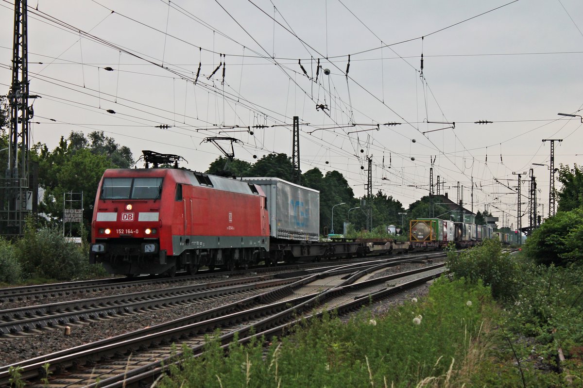 Durchfahrt von 152 164-0 am 10.06.2015 mit einem KLV und mit Fernlicht durch Müllheim (Baden) in Richtung Freiburg. Gruß an den netten Tf zurück!